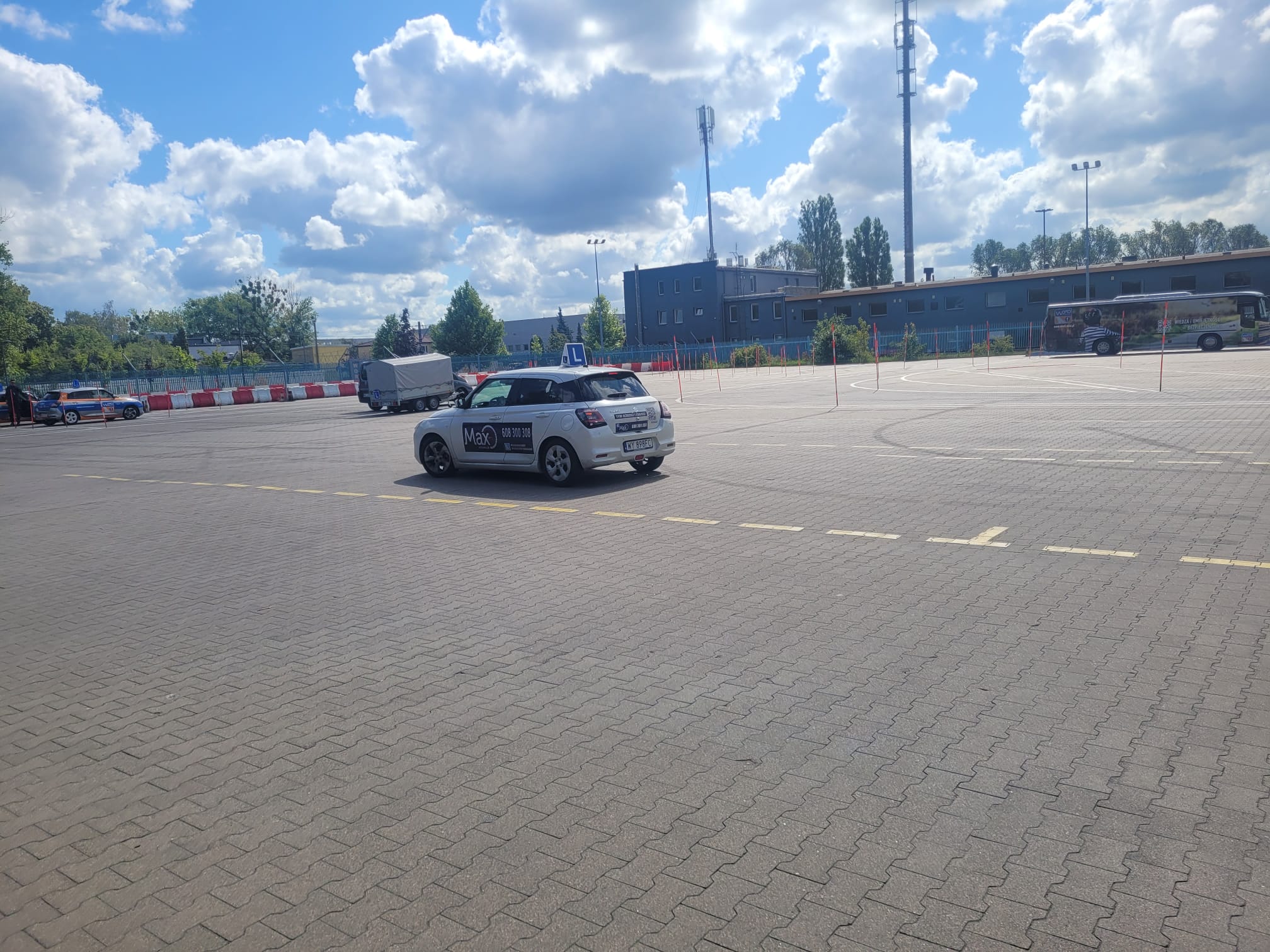 Nasz kursant samochodem MAXprawko.pl podczas zdawania państwowego egzaminu w WORD Warszawa